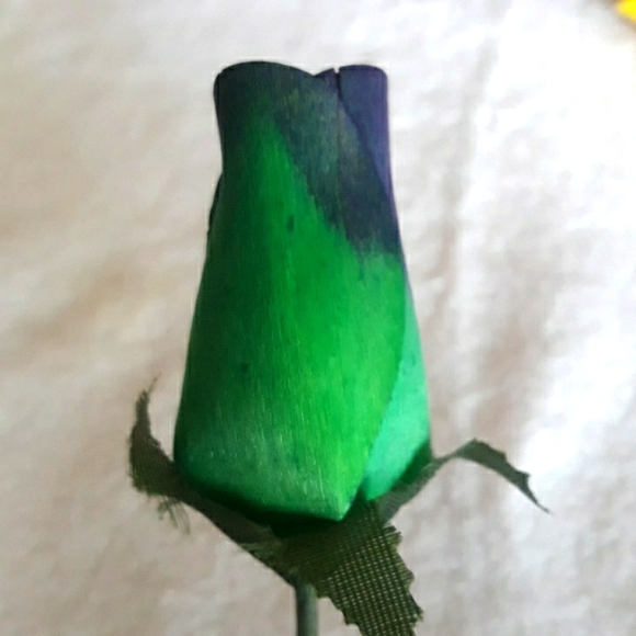 Green wooden rose, 13 inches long - Picture 1 of 6